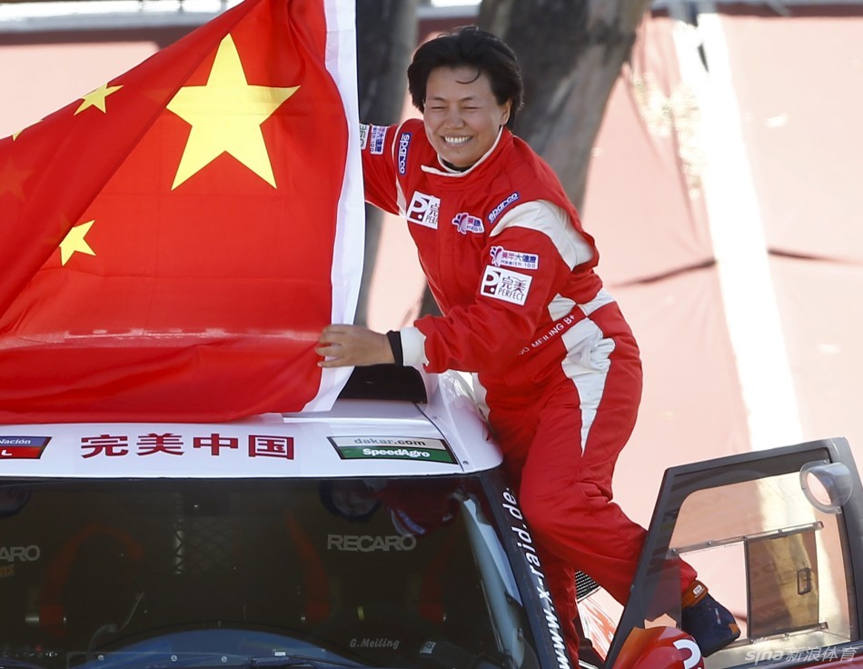 达喀尔拉力赛中国女车手赛车冲出赛道
