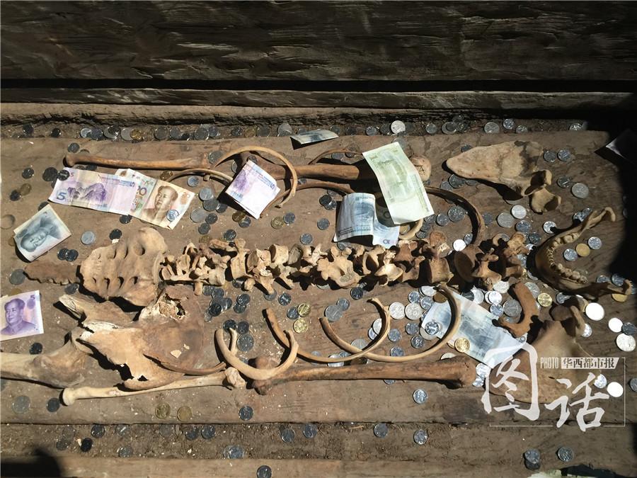 悬棺里古人遗骸摆放的位置都被这些堆满的人民币遮挡