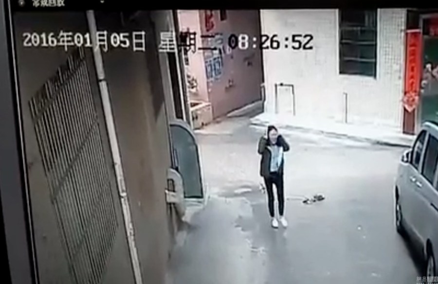 东莞女子遭2男当街勒脖抢劫监控拍下全程