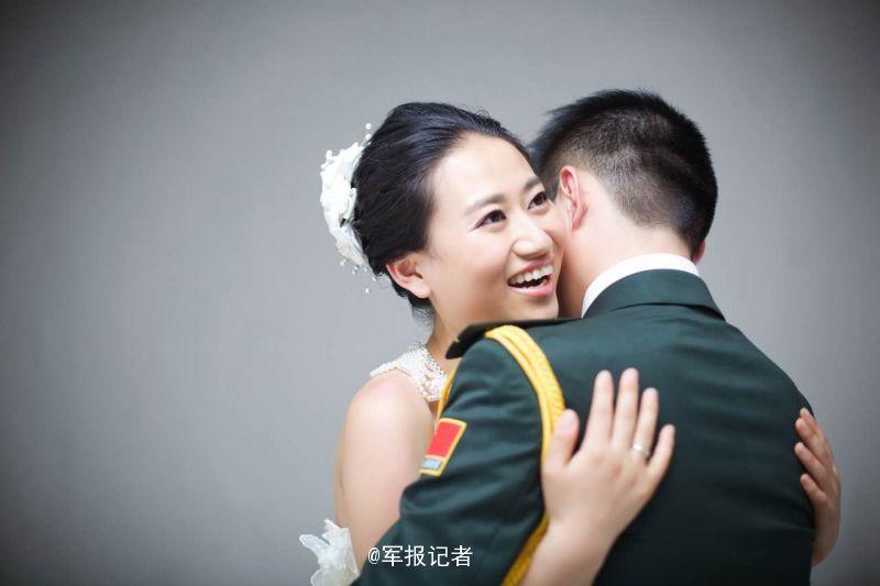 中國軍人曬唯美軍裝婚紗照百鍊鋼也成繞指柔