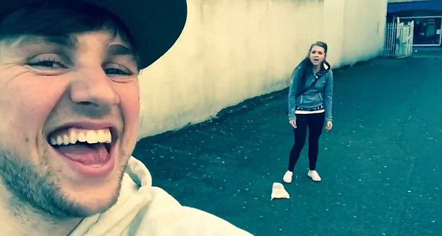 英国一小伙整蛊姐姐走红网络