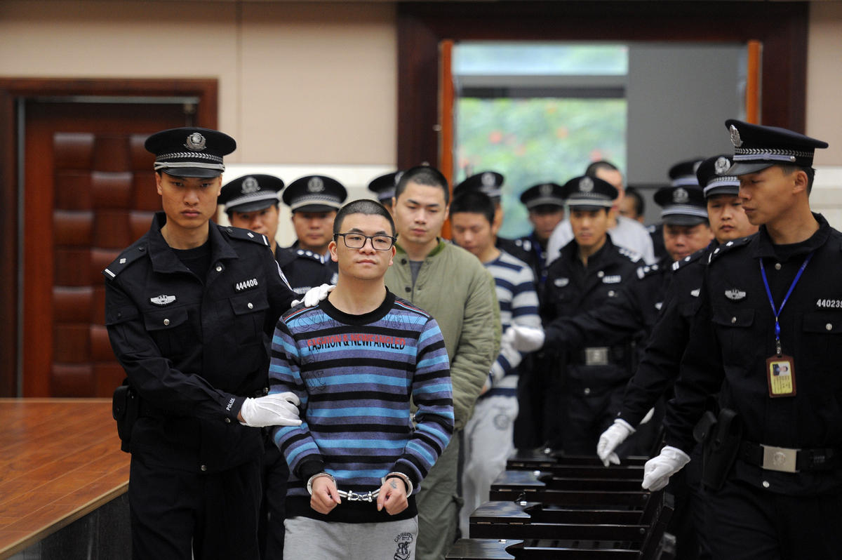 广州打掉网上招嫖团伙陪聊美女全是汉子