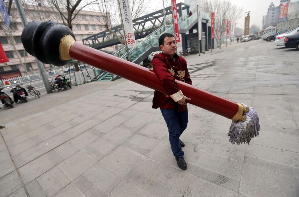 河南男子造3米巨型毛笔写字欲申吉尼斯纪录