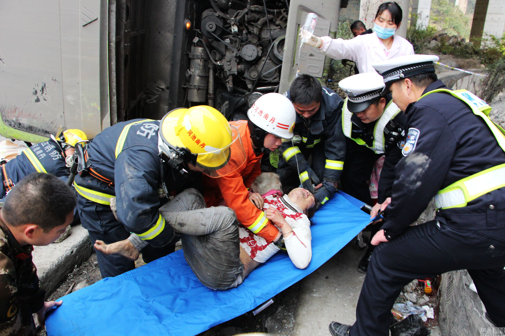 广西南丹一过境客车侧翻 6人死亡多人受伤