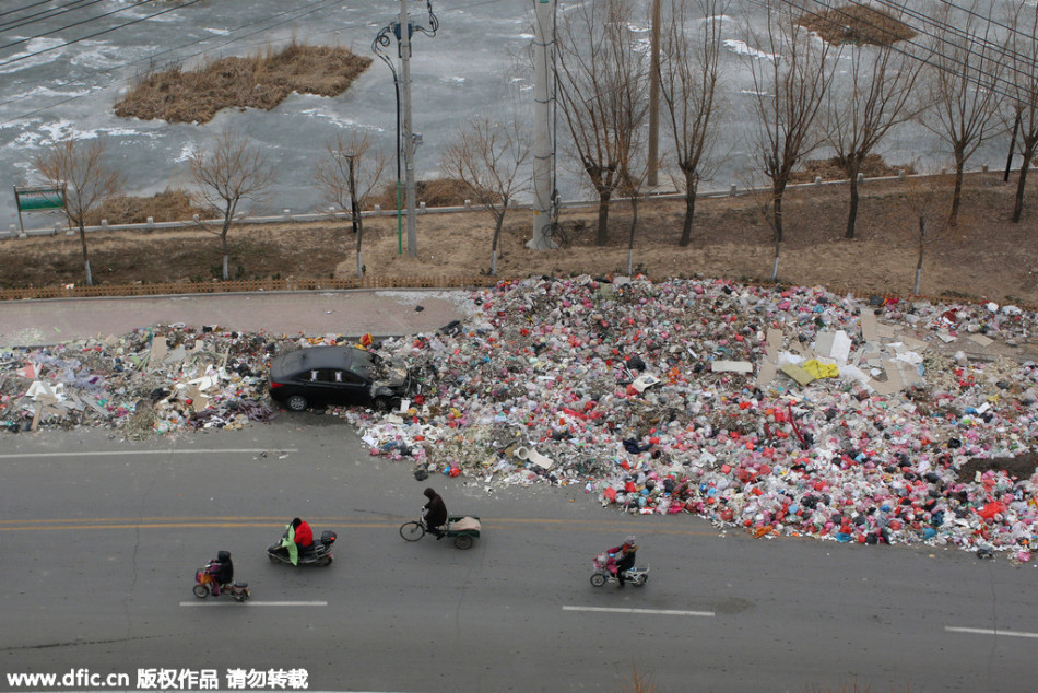 山东滨州城管办公室被垃圾堵门