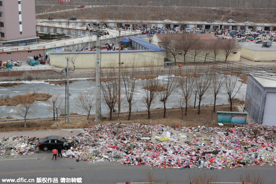 山东滨州城管办公室被垃圾堵门