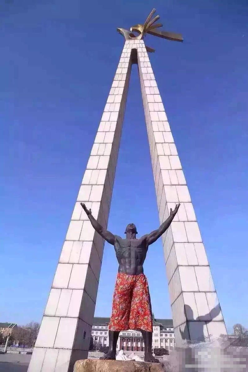 长春“裸男”雕塑被恶搞：穿上东北花色七分裤