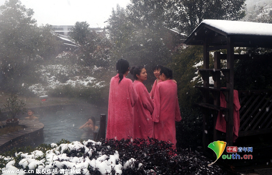 外国美女雪中泡温泉 体验中国传统春节