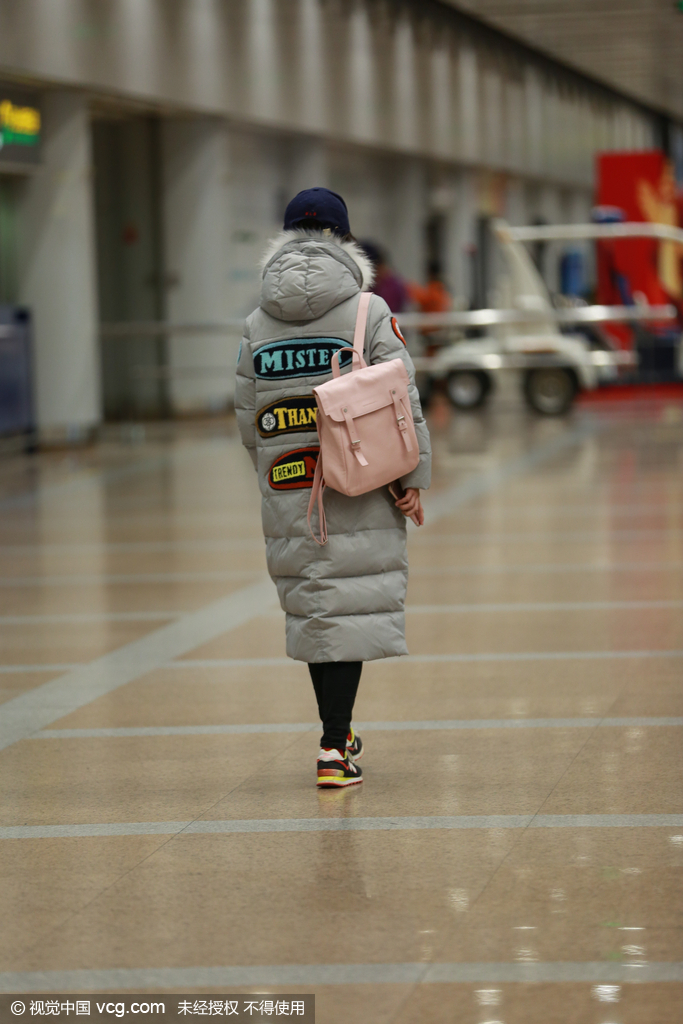 组图:杨紫裹羽绒服回京 背粉色包少女感十足