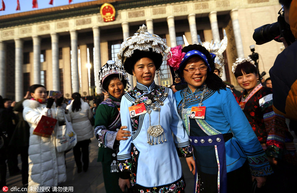 2016两会少数民族代表特色服饰鲜艳夺目