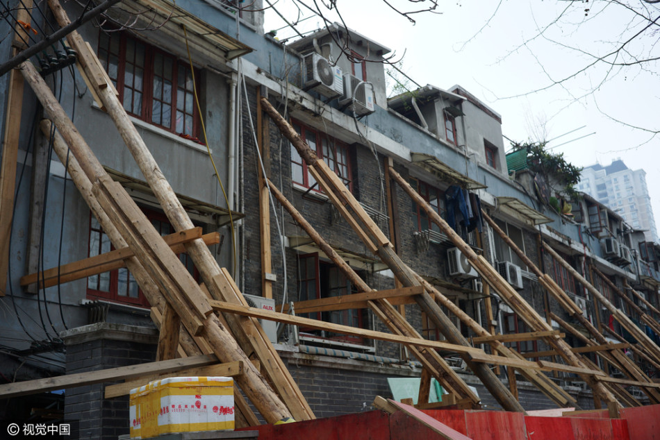 居民楼墙体倾斜开裂 仅靠数十根木棒支撑
