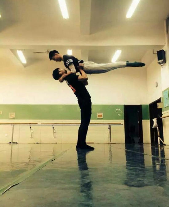 山东某高校花式壁咚来袭走红网络