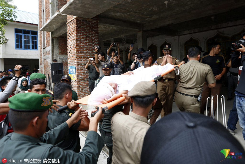 印尼多名男女因婚外情当众接受鞭刑