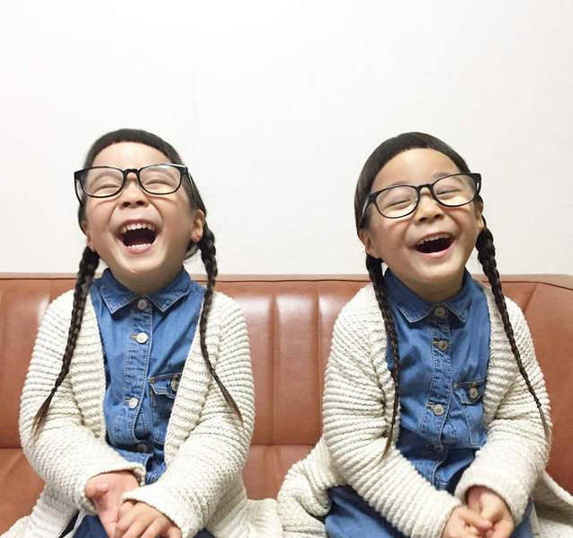 短刘海黑框眼镜日本4岁双胞胎姐妹走红网络