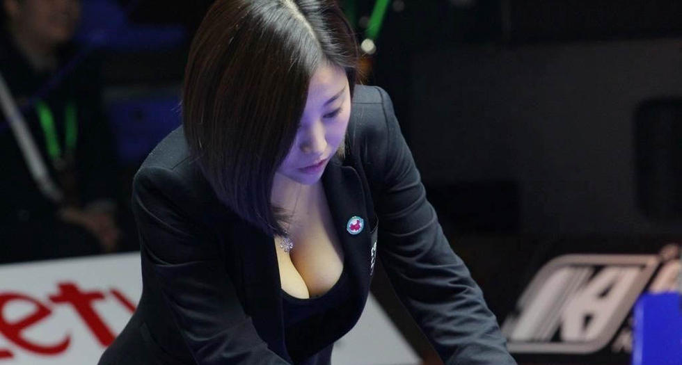 台球美女裁判自嘲被黑 上小卡片成“援交女”