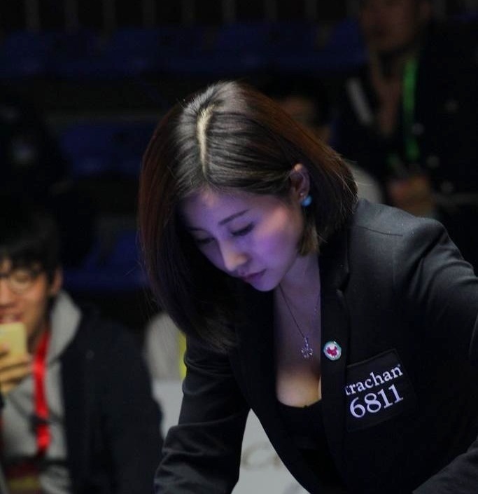 台球美女裁判自嘲被黑 上小卡片成“援交女”