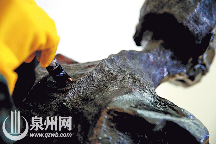 福建福厚长老贴金箔塑成金身