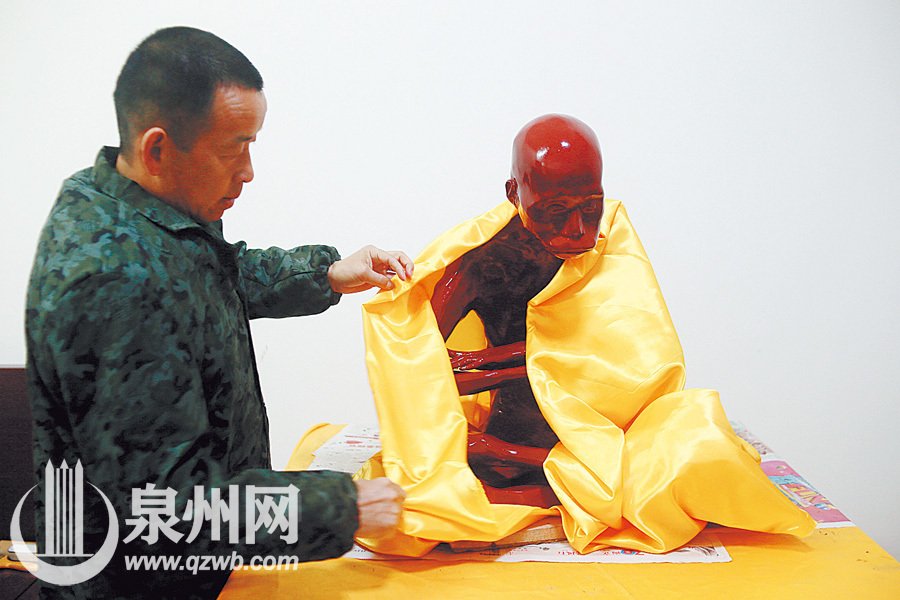 福建福厚长老贴金箔塑成金身
