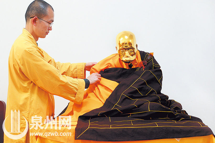 福建福厚长老贴金箔塑成金身