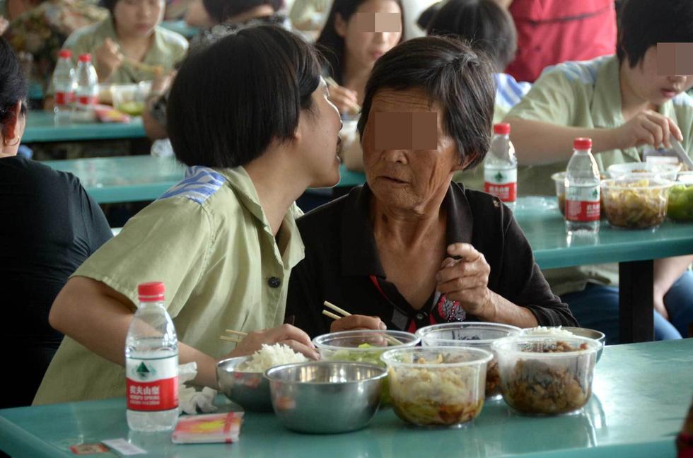 江西女子監獄母親節女兒給服刑母親送香吻