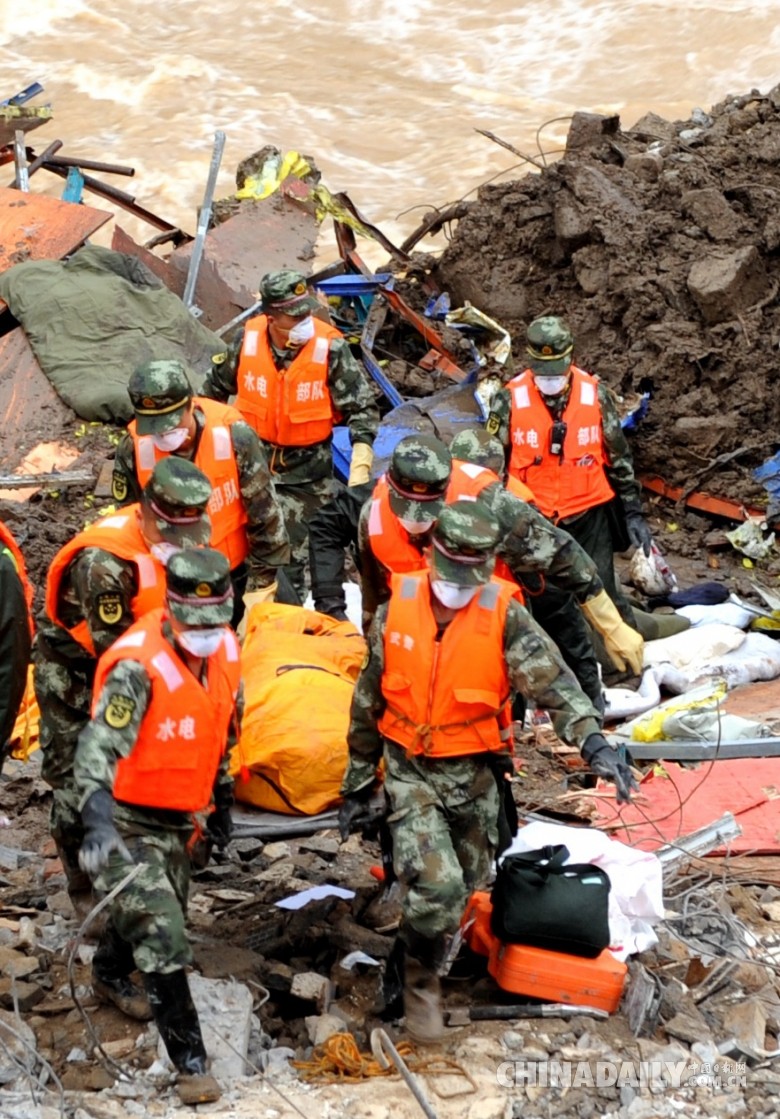 武警水电部队官兵在福建泰宁山体滑坡现场救援
