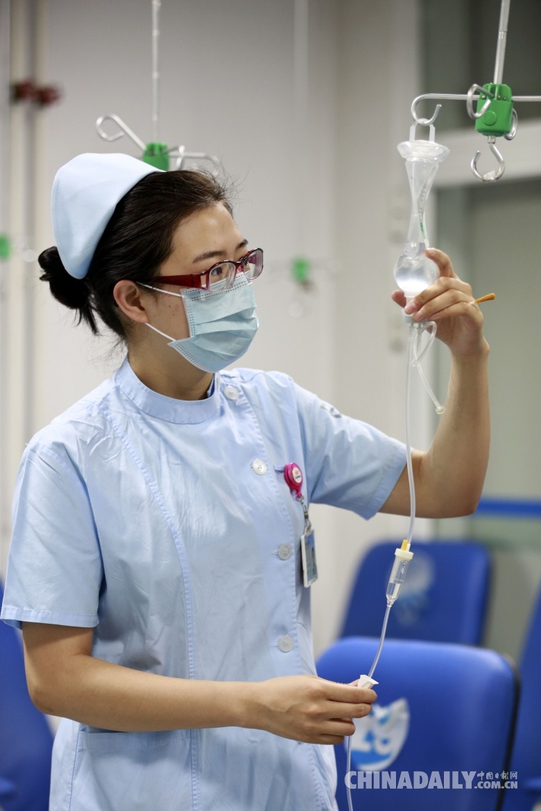 急诊科护师宋红在为患者查看输液进度.中国日报记者 冯永斌 摄