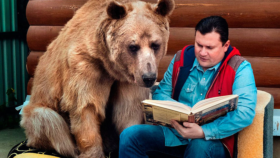 俄家庭和棕熊生活20余载 其乐融融画面温馨