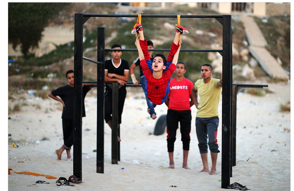 巴勒斯坦一12岁男孩因苦练柔韧性走红