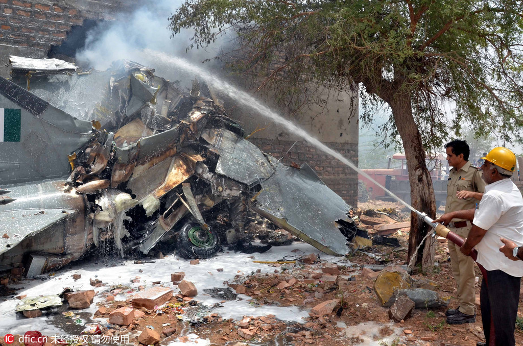 印度空军一架战斗机居民区坠毁