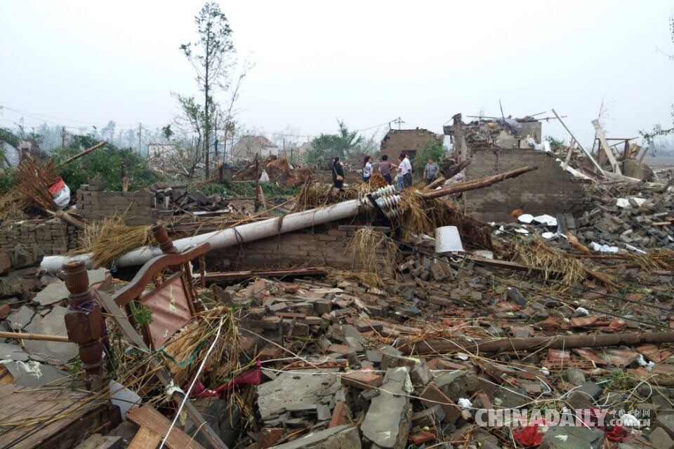 江苏盐城遭遇龙卷风 风力达12级已造成10人死亡