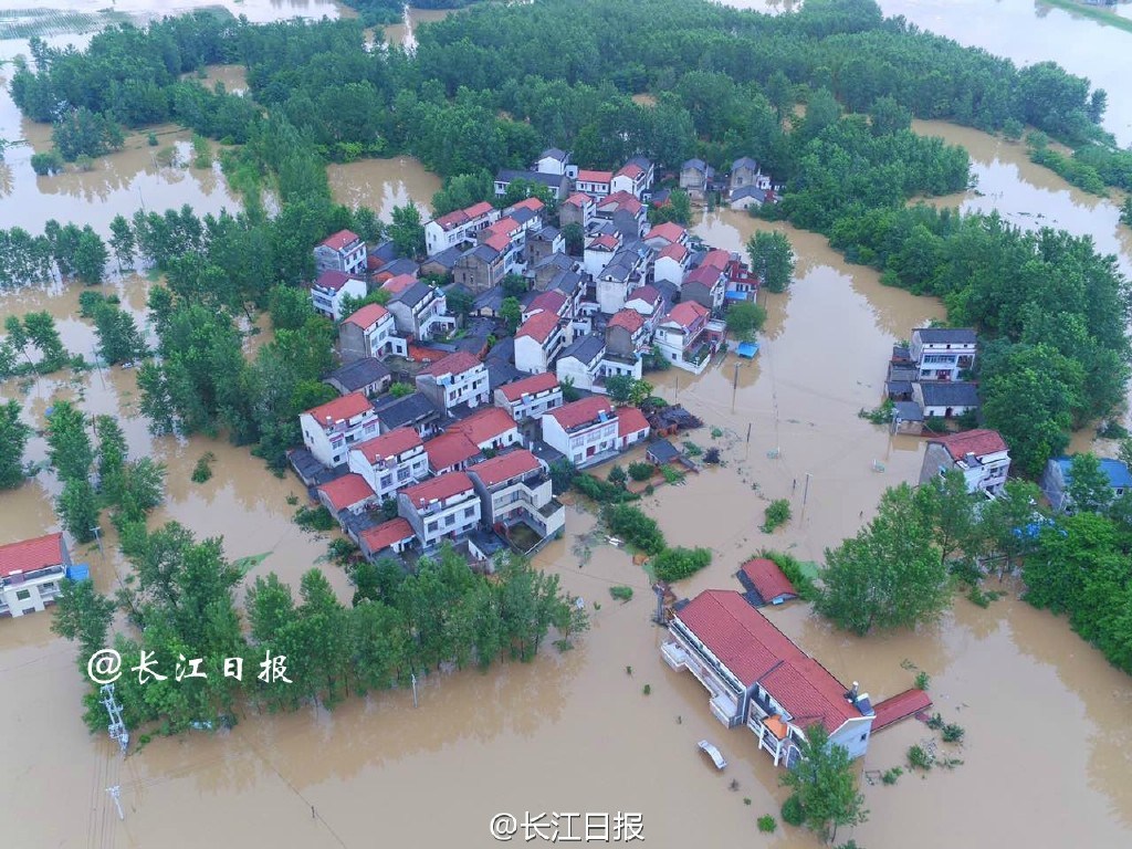 航拍武汉新洲:暴雨溃口成水城 马路停冲锋艇