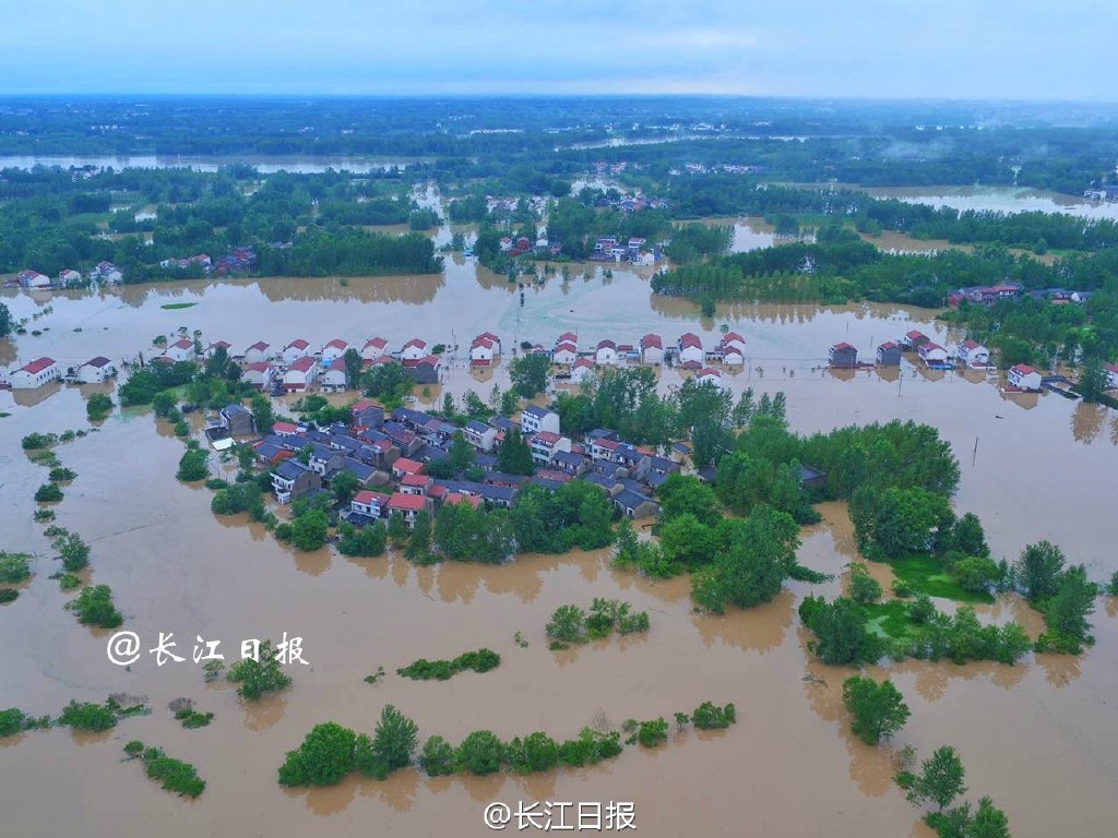 航拍武汉新洲:暴雨溃口成水城 马路停冲锋艇