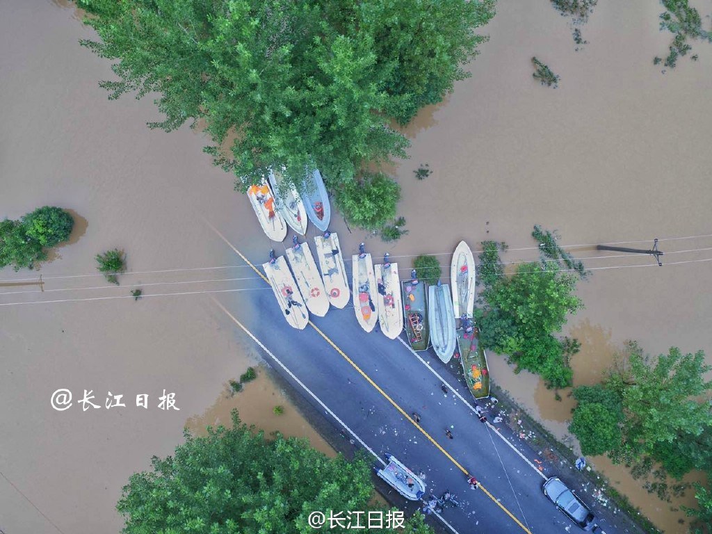 航拍武汉新洲:暴雨溃口成水城 马路停冲锋艇