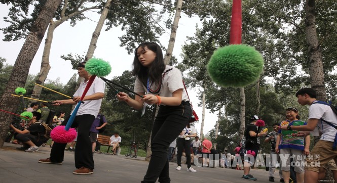 7月17日,香港青年交流團成員古浩欣在天壇公園體驗耍花棍.