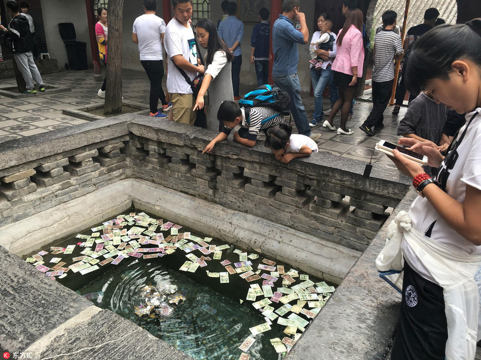 洛阳白马寺许愿池众多游客投币 百元大钞沉水底