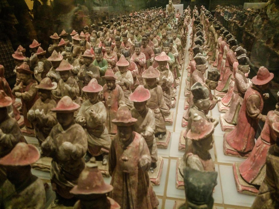 西安展出300余件陶仪仗俑群 神态迥异