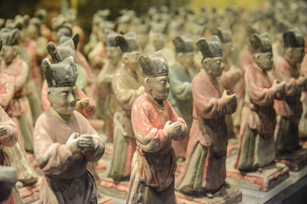 西安展出300余件陶仪仗俑群 神态迥异