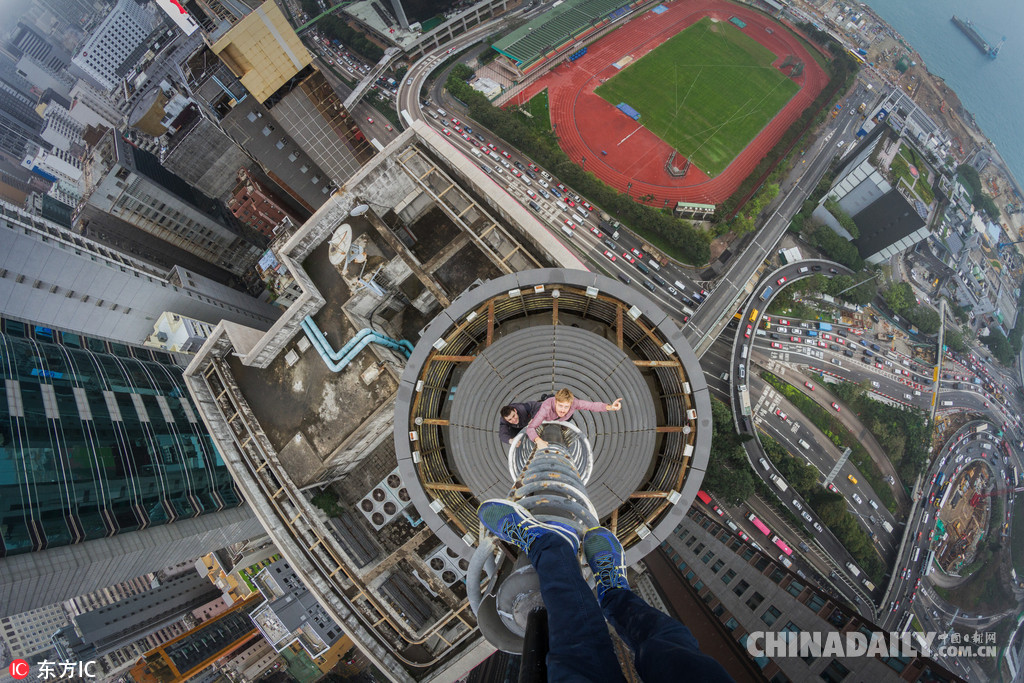 高处不胜寒中外爬楼党登顶香港高空拍照