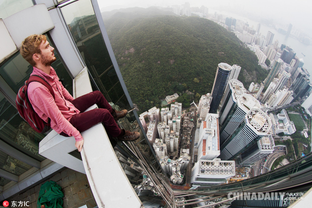 中外"爬楼党"登顶香港高空拍照