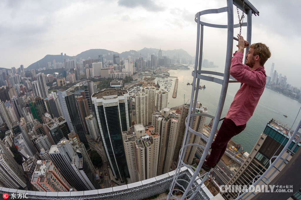 中外"爬楼党"登顶香港高空拍照