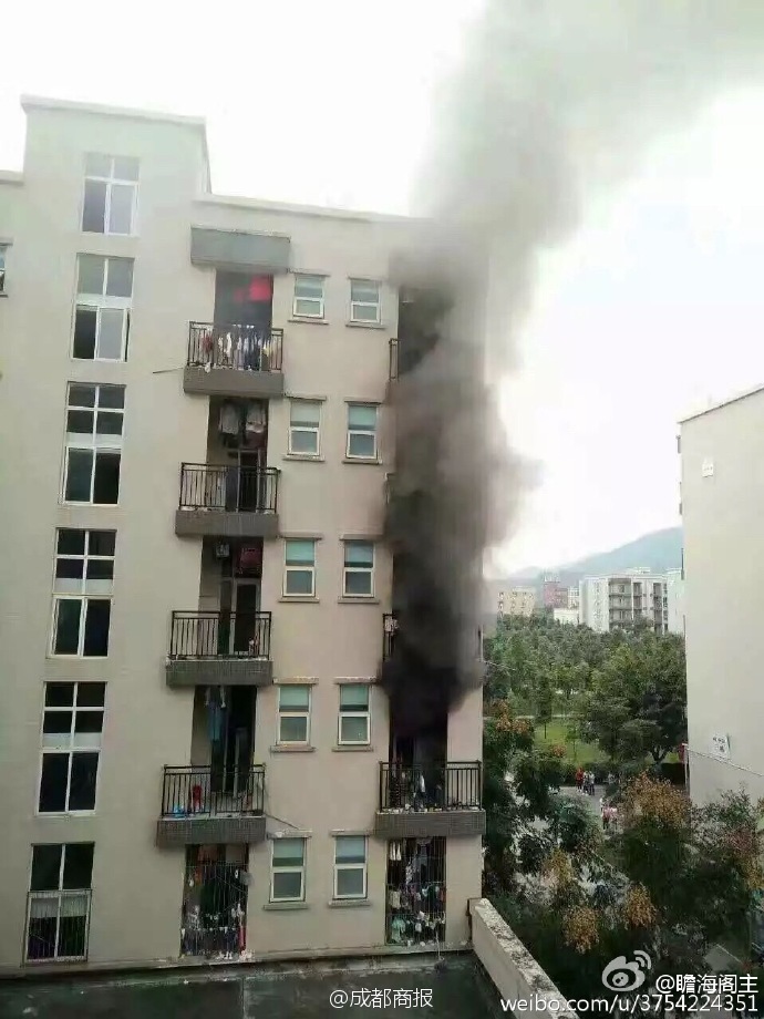 据多位网友爆料,10月30日上午@成都文理学院 一栋寝室里突然起火,冒