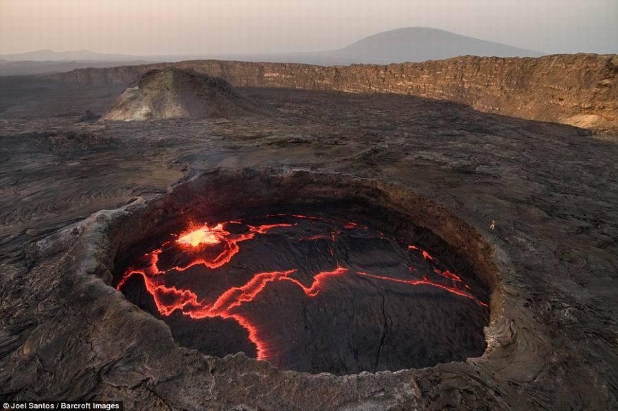 爾塔阿雷火山最近一次噴發發生在2005年,導致250頭牲畜死亡,迫使數千