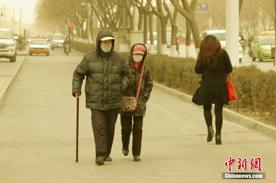 甘肅河西走廊遭遇大風揚沙天氣