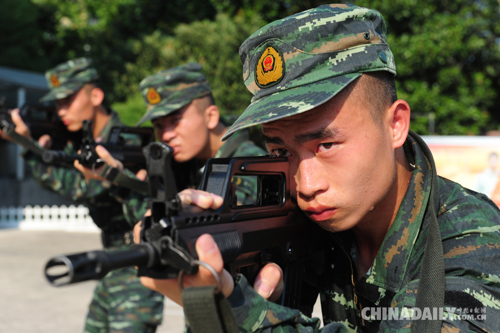 安徽阜陽:武警酷暑練精兵迎