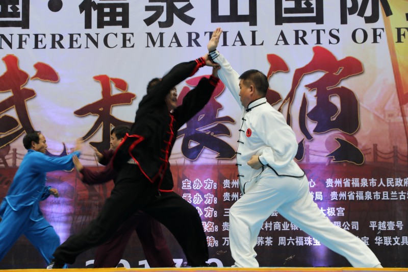 鷹爪翻子拳即翻門鷹爪派拳術,是集翻子拳,岳氏散手,鷹爪功法之精華