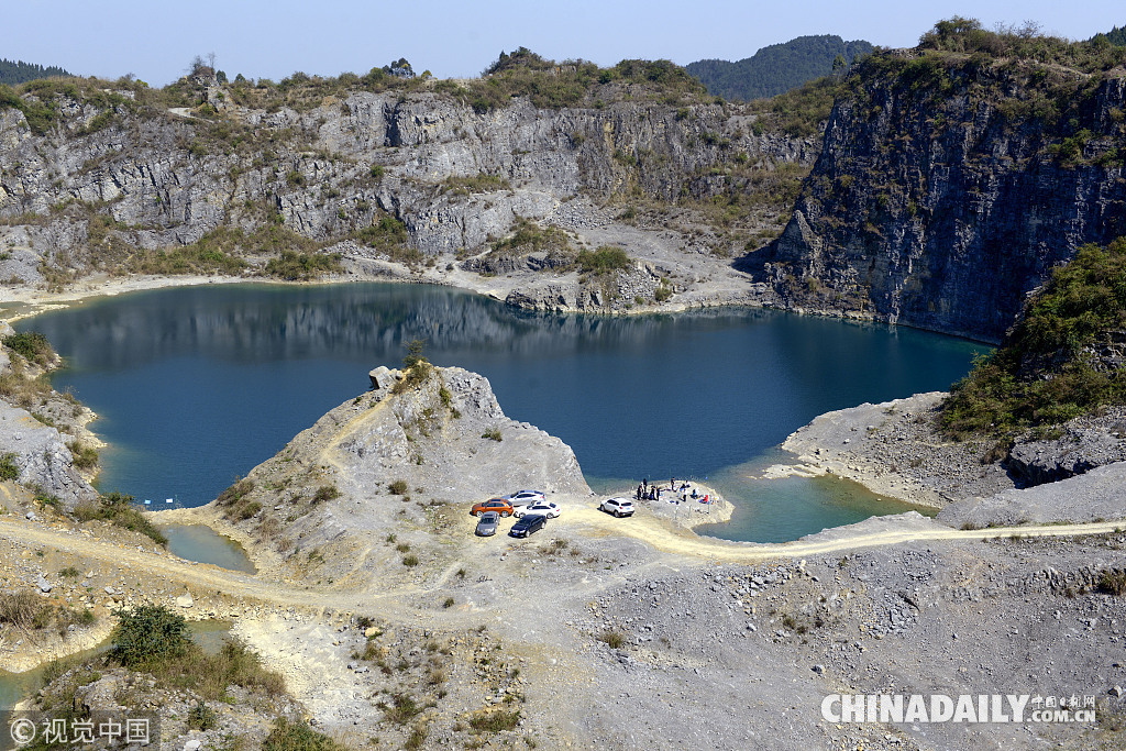 2018年3月9日,重慶,渝北銅鑼山礦山公園深溝絕壁下,湛藍的湖水清澈動