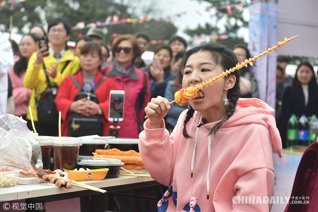 南京舉行大胃王挑戰賽眾吃貨挑戰蘿莉女生