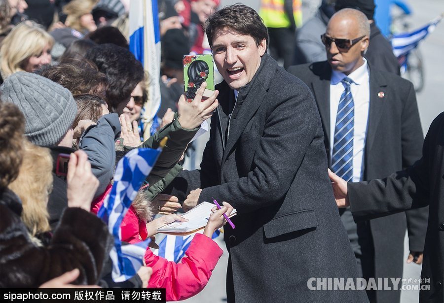 加拿大总理特鲁多现身希腊独立日游行 向人群打招呼问好