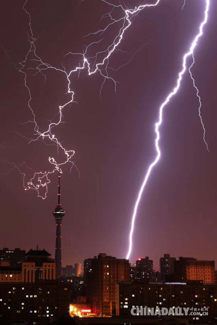 6月30日晚,北京出现分散性雷阵雨,一道道闪电划破夜空,令人震撼.