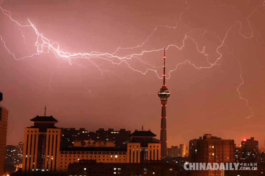 6月30日晚,北京出现分散性雷阵雨,一道道闪电划破夜空,令人震撼.
